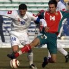 El serbio Stankovic pugna por hacerse con el control del balón con la oposición del bulgaro Kamburev
