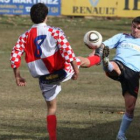 Alberto, de espaldas, disputa un balón con un jugador del equipo vigués.