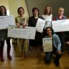 Las premiadas recogieron ayer su cheque en el salón de plenos del Consejo Comarcal del Bierzo