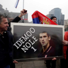 Varios aficionados serbios muestran su apoyo a Djokovic. CUKIC