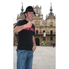 Arturo Valls posa en la plaza Mayor de Astorga minutos después de llegar a la ciudad