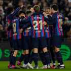 El Barcelona celebra con una piña el tercer gol frente al Sevilla que les dispara en la Liga. ALEJANDRO GARCIA