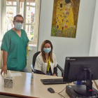 Sergi Núñez, psiquiatra, y Esther Turrado, psicóloga, en la consulta del Hospital de León. DL