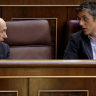 Alfredo Pérez Rubalcaba y Eduardo Madina, durante un pleno en el Congreso de los Diputados.