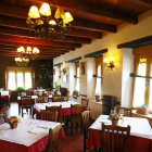 Interior delhostal-restaurante Golpejar, que ofrece un amplio comedor para disfrutar de la gastronomía leonesa y cómodas habitaciones.