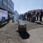 Un grupo de participantes en la marcha visitaron el campamento en Antibióticos.