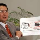 El ex presidente peruano Alberto Fujimori muestra el cartel de su nuevo movimiento «Así cumple»