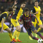 Neymar controla el balón junto a Juanfran y Gabi Fernández, del Atlético de Madrid.