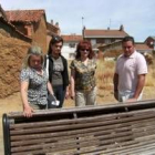 Concejales del PP en compañia de vecinos de Oteruelo