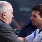 Julio Humberto Grondona saluda a Leo Messi tras un entrenamiento, el pasado mayo en Buenos Aires.