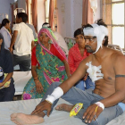Heridos por el derrumbe de un muro y un cobertizo anexo a un edificio durante la celebración de una boda en Bharatpur reciben tratamiento médico en un hospital.