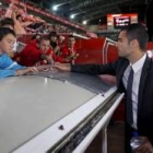 Pep Guardiola, en la foto firmando autógrafos en El Molinón, sigue apostando por el fútbol de toque
