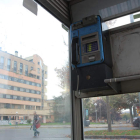 Una de las cabinas acristaladas que sobrevive en el barrio de los Judíos de Ponferrada. ANA F. BARREDO