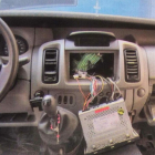 El paquete que contenía la droga estaba oculto tras el radio cassette de la furgoneta.