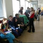 Alumnos de campus de Ponferrada, en los pasillos de uno de los edificios universitarios