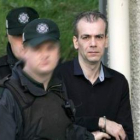 Colin Duffy es escoltado por la policía a su salida del tribunal de Larne