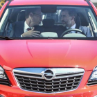 El Rey Felipe VI y el vicepresidente de finanzas de Opel Group, Michael Lohscheller, se disponen a conducir el Opel Mokka.