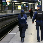 Agentes de la policía belga patrullan por un andén en una estación de tren de Bruselas, el 7 de enero.