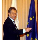 Blair ante una bandera de la UE en su visita a Hungría