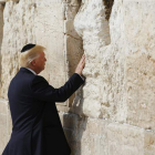 El presidente estadounidense, Donald Trump, reza frente al Muro de las Lamentaciones. RONEN ZVULUN
