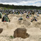 Imagen de las nuevas tumbas que se abren en el cementario de Irpin, en la ciudad de Kiev. OLEG PETRASYUC