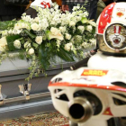 El ataúd de Marco Simoncelli permaneció junto a su moto en la iglesia de Coriano en el funeral.