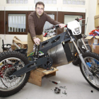 El leonés José Antonio Domínguez con la moto eléctrica que impulsa su empresa en Ponferrada, Enriding, junto con sus socios el también berciano Eduardo Álvarez Núñez, Víctor Romero y Pablo Gutiérrez.