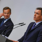 Pedro Sánchez con el primer ministro de Suecia, Ulf Kristersson. JAVIER LIZÓN