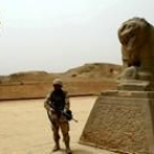 Un marine vigila armado las ruinas de Babilonia