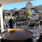 Los vecinos de Villanueva descubrieron una placa, inauguraron la plaza y comieron una paella.