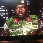 El general Sibusiso Moyo lee un comunicado emitido por la cadena ZBC, el martes en Harare.