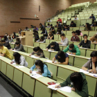 Alumnos durante un examen en la Universidad de León.