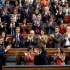 El candidato a la presidencia del Gobierno, Pedro Sánchez, recibe el aplauso de sus compañeros de partido y de los de Unidas Podemos.