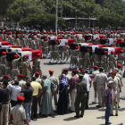 Imagen del funeral de los 16 fallecidos en el paso fronterizo de Rafa, en El Cairo.