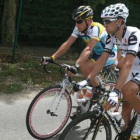 Carlos Sastre dialoga con Lance Armstrong de camino a París.