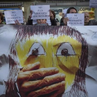 Concentración en la plaza del Centre, en Sants, de apoyo a las víctimas de pederastia.