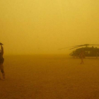 Un miembro del Ejército estadounidense sujeta el rotor de un helicóptero Blackhawk.
