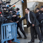 El fiscal Pedro Horrach atiende a los medios de comunicación a su salida de la Audiencia. CATI CLADERA