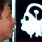 Tony Blair contempla una radiografía de Homer Simpson