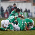 Los jugadores maragatos celebran el primer gol materializado por Víctor que abría el camino de la victoria sobre el Celta B.