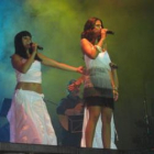 Nuria Fergó (derecha) encandiló al público roblano en su concierto de Celada.