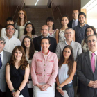 La presidenta de las Cortes, Josefa García Cirac, posa en una imagen de familia con los becados y miembros de la Fundación Villalar.