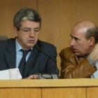 Miguel Martínez conversa con el concejal de Hacienda, Manuel Rubial
