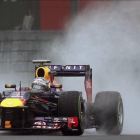 Vettel pilota el Red Bull por el mojado asfalto de Interlagos.
