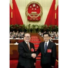 Jiang Zemin da la mano a su sucesor, Hu Jintao, rafiticado ayer