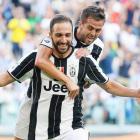 Pjanic abraza a Higuaín tras marcar el argentino de la Juventus al Sassuolo.