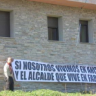 Santiago García, ayer con la pancarta ante el consistorio de Candín.