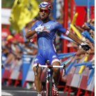 Bouhanni celebra el triunfo en la meta de San Fernando.
