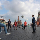 Varios aficionados juegan al fútbol en la plaza Roja de Moscú.
