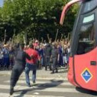 Un vecino de Tordesillas intenta detener el paso de los autobuses